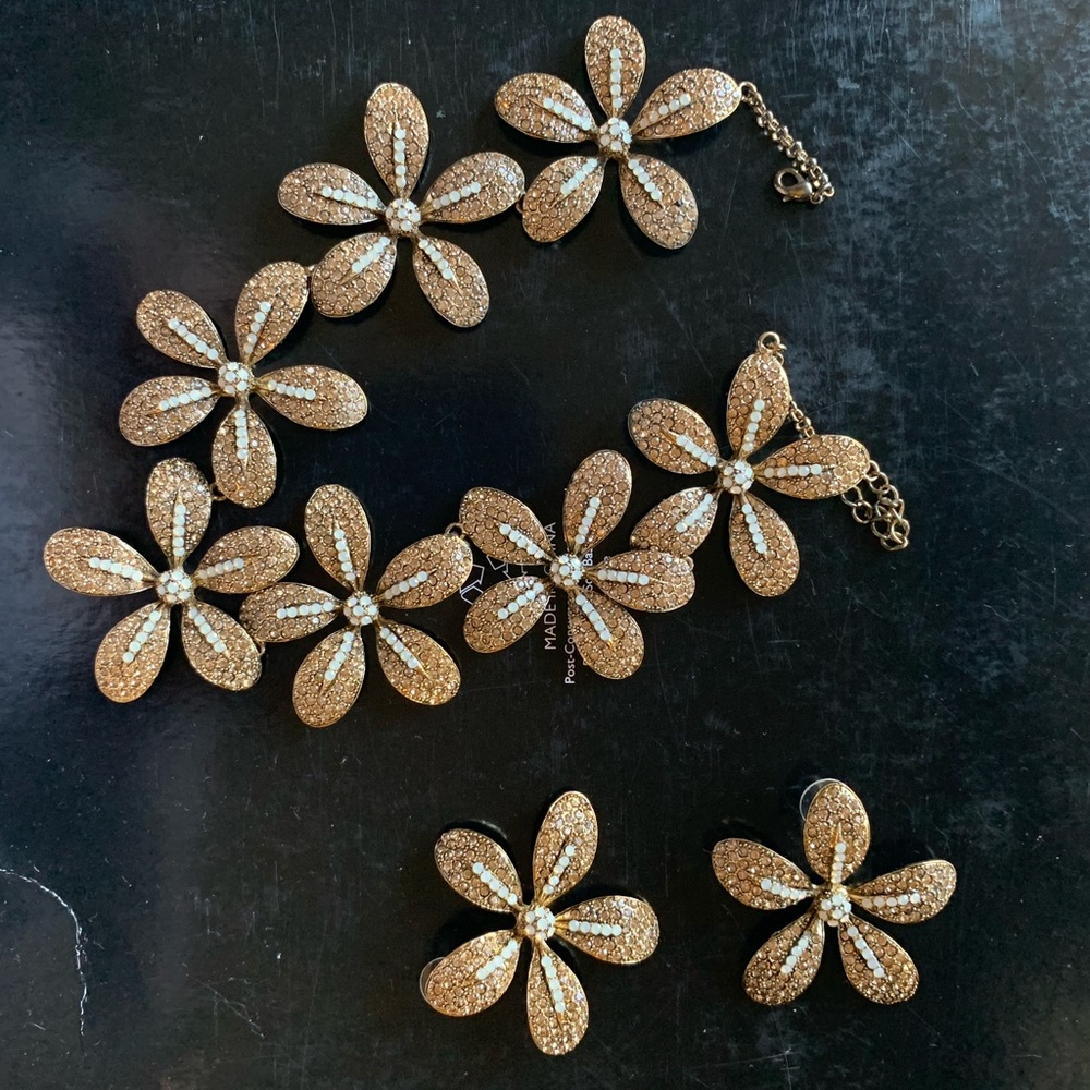 Unique Sparkling Floral Necklace with Matching Earrings